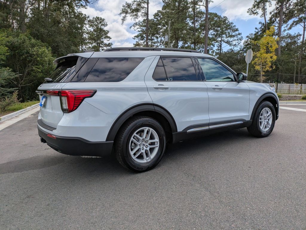 2025 Ford Explorer photo 3