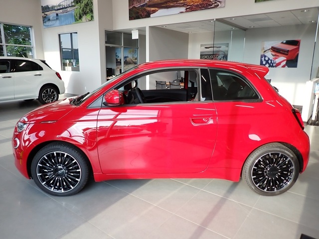 2024 Fiat 500e Red photo 2