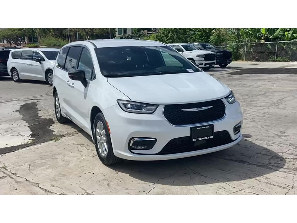 2026 Chrysler Pacifica Select's photo