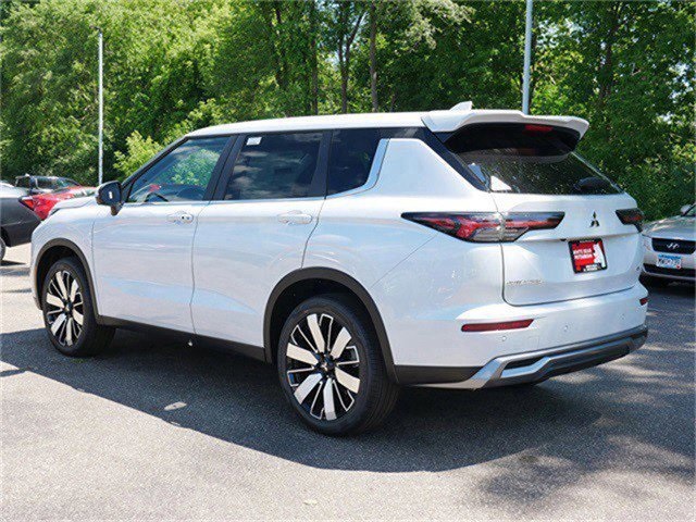 2025 Mitsubishi Outlander SE photo 2