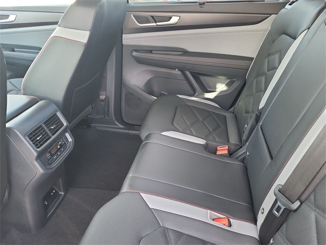 2025 Volkswagen Atlas Peak Edition SE photo 12