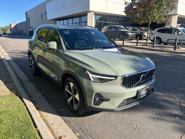 2025 Volvo XC40 Plus photo 7
