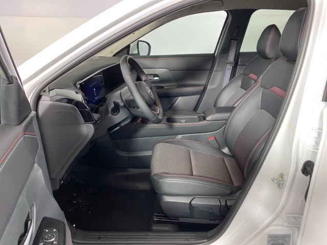 2025 Nissan Kicks SR photo 4