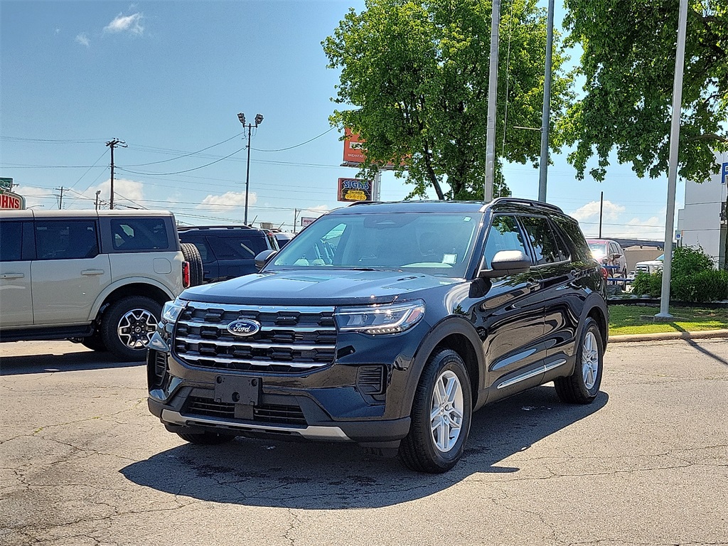 2025 Ford Explorer photo 2