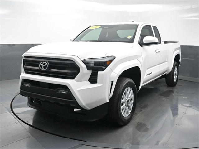 2025 Toyota Tacoma SR5's photo