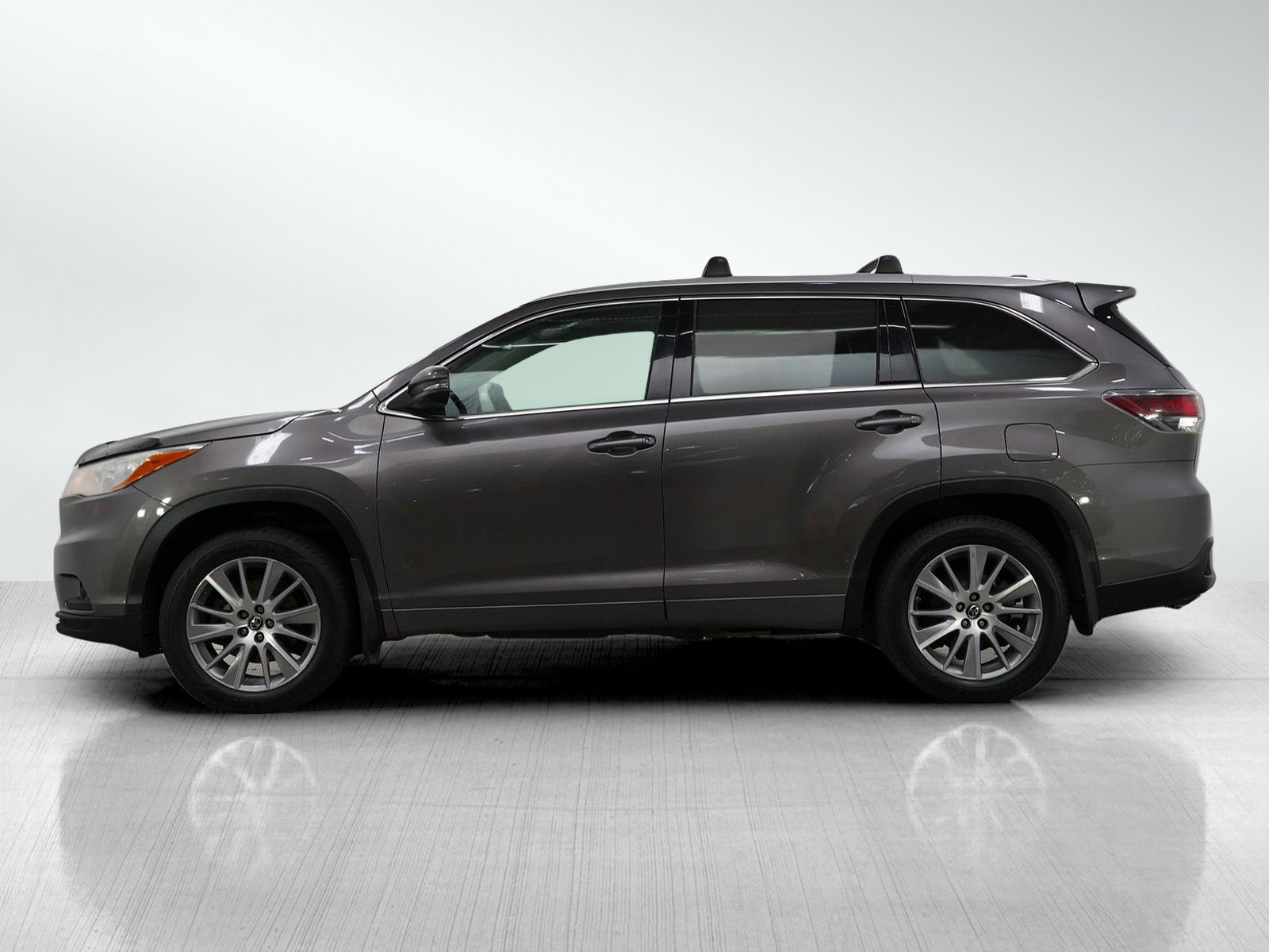 Used 2016 Toyota Highlander XLE with VIN 5TDJKRFH3GS227724 for sale in Burnsville, Minnesota