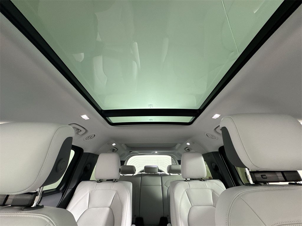 2025 Land Rover Defender 130 X-Dynamic SE photo 19