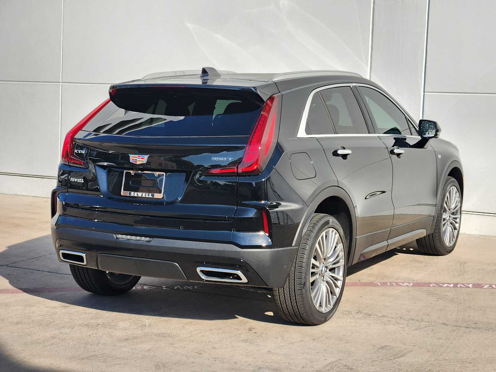 2025 Cadillac XT4 Premium Luxury photo 3