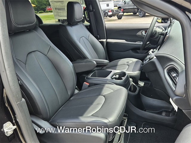 2025 Chrysler Pacifica photo 14