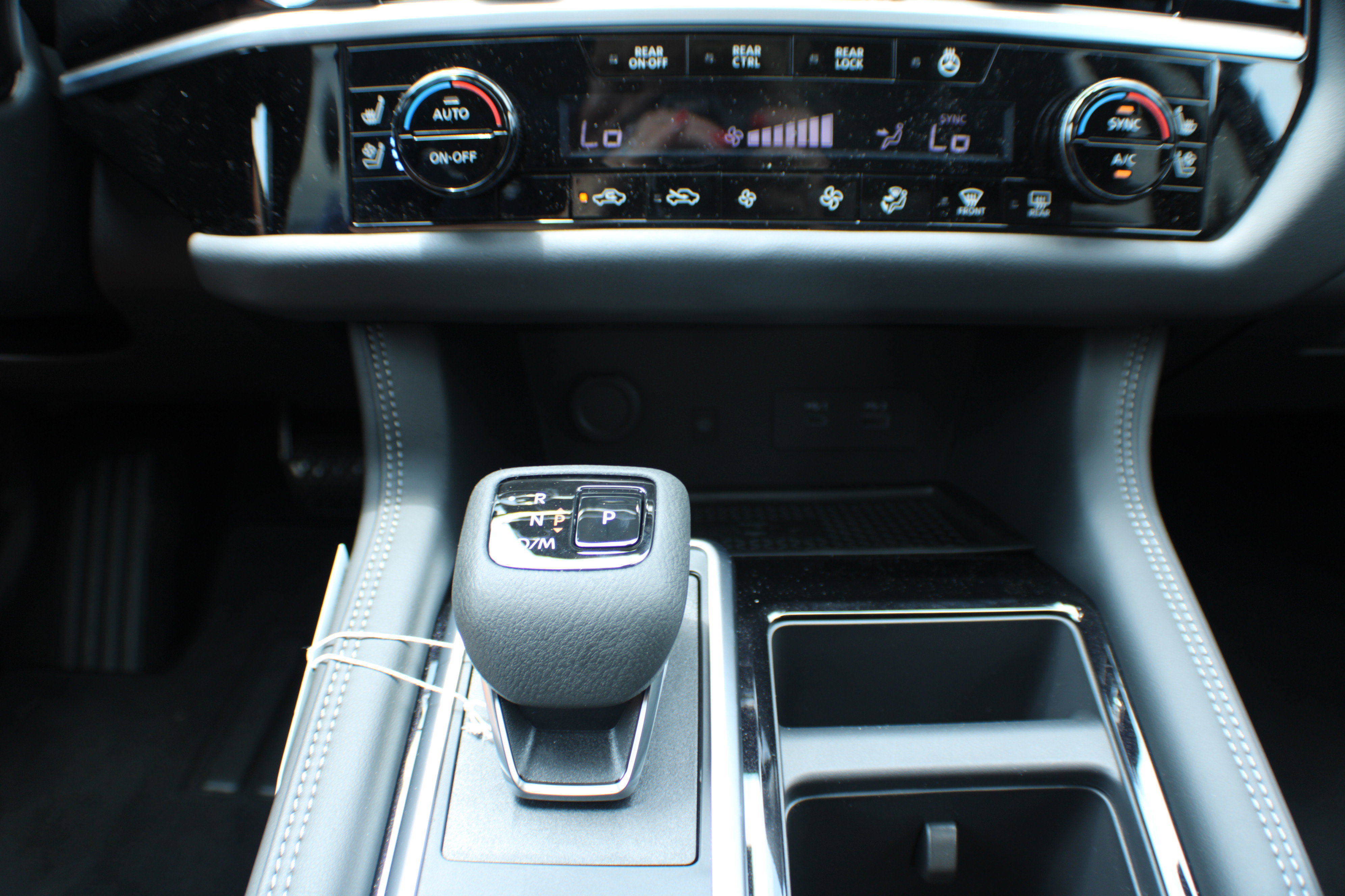 2025 Nissan Pathfinder Platinum photo 3