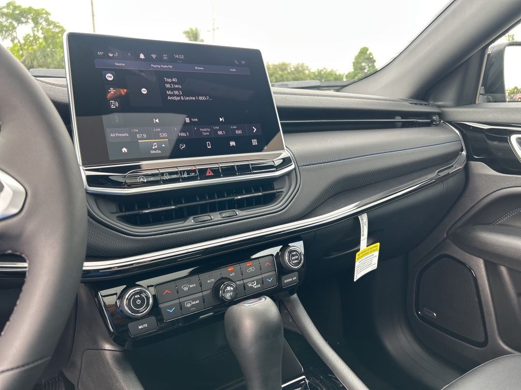 2025 Jeep Compass Latitude photo 9