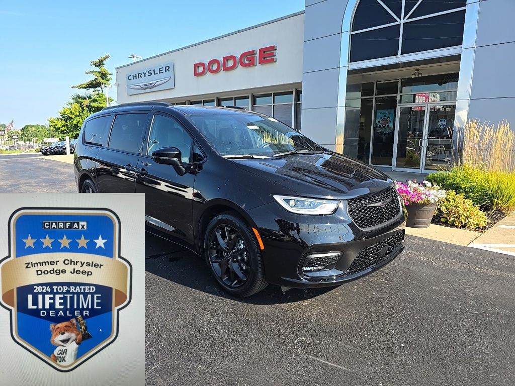 2026 Chrysler Pacifica Limited's photo