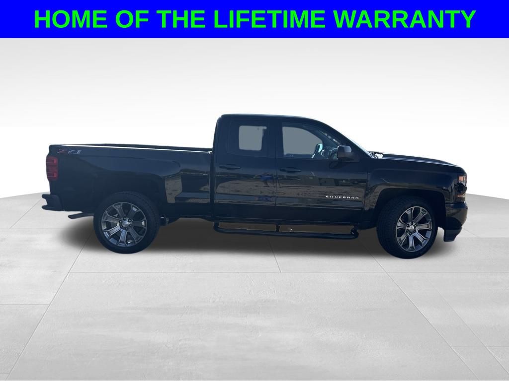 2019 Chevrolet Silverado 1500 LT photo 2
