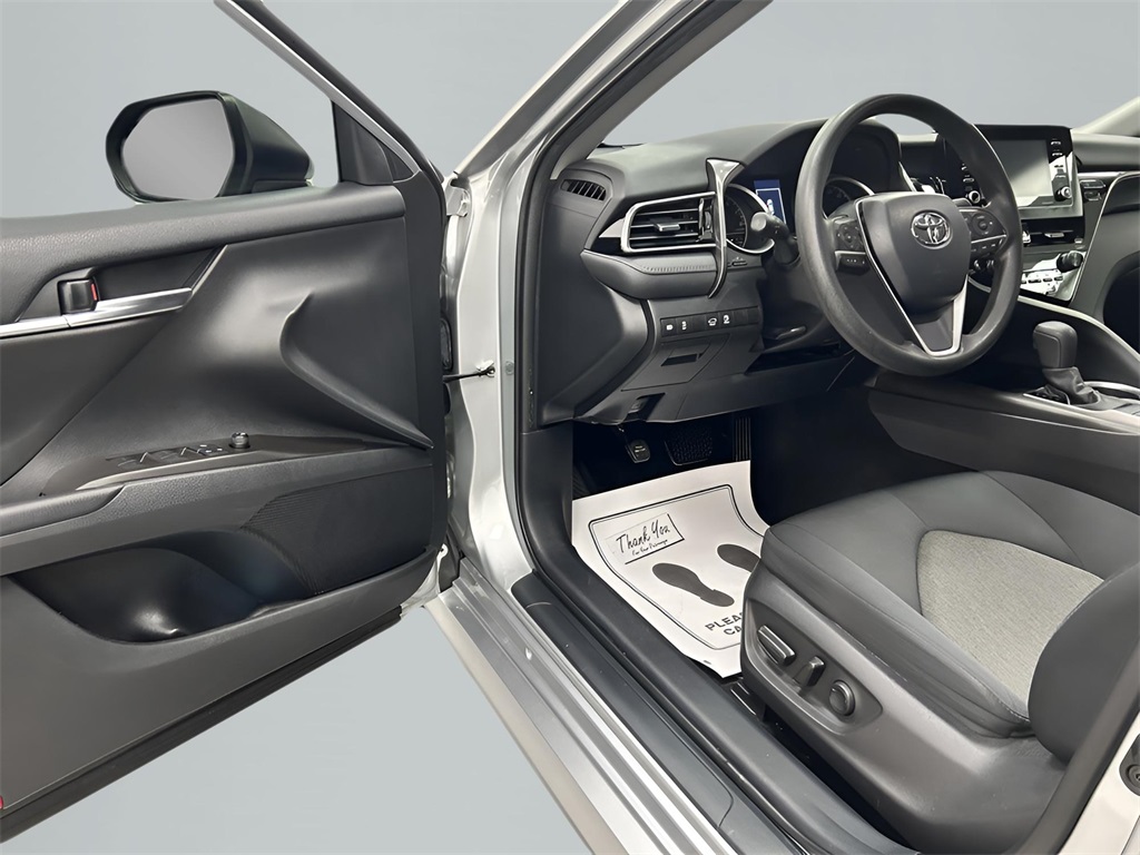 2022 Toyota Camry LE photo 9