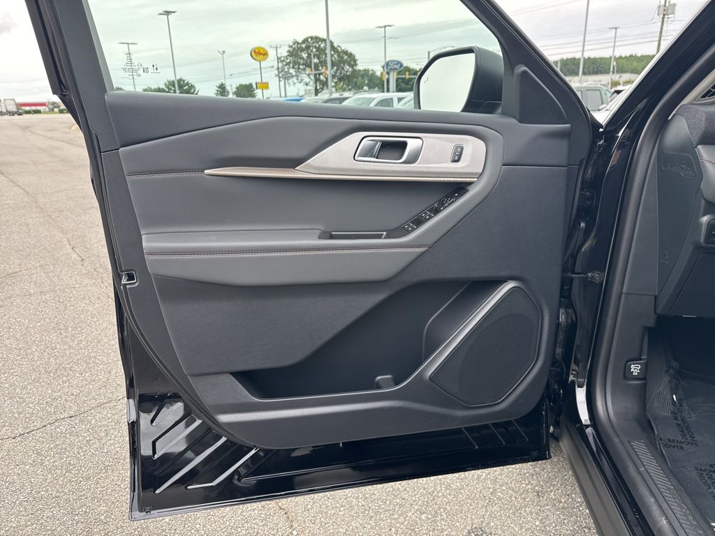 2025 Ford Explorer photo 11