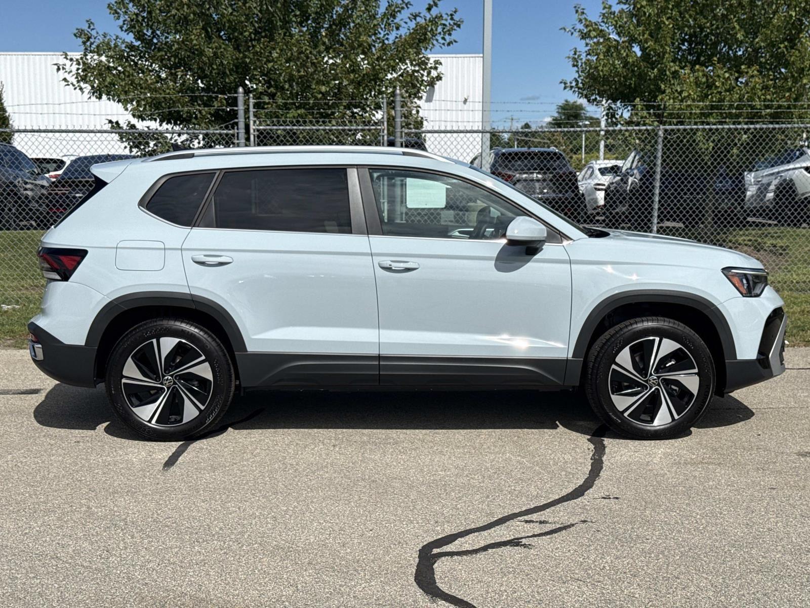 2025 Volkswagen Taos SE photo 3