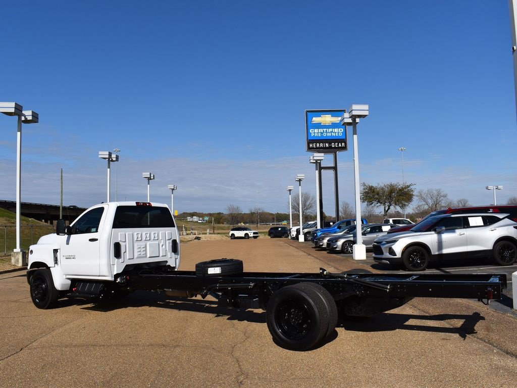 2023 Chevrolet Silverado 6500HD Work Truck photo 4