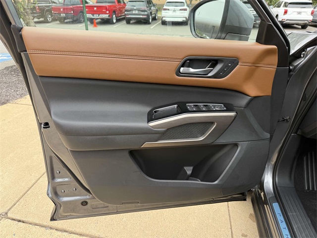 2025 Nissan Pathfinder Platinum photo 24