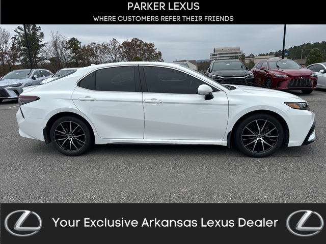 2023 Toyota Camry SE's photo