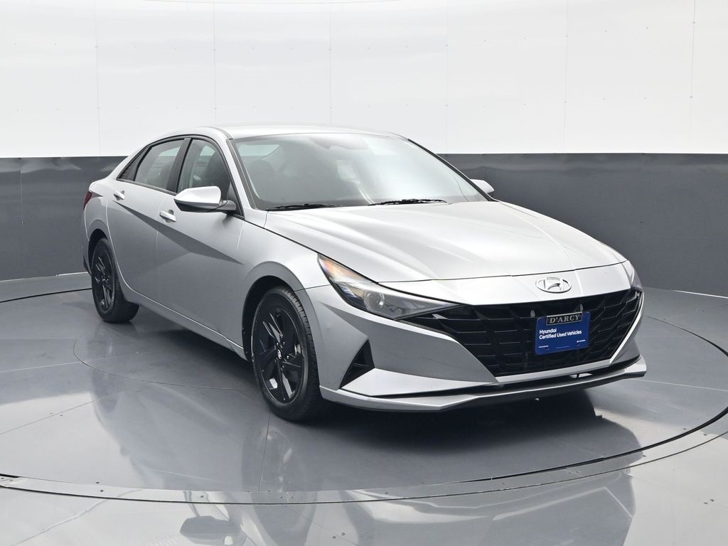 2023 Hyundai Elantra SEL photo 3