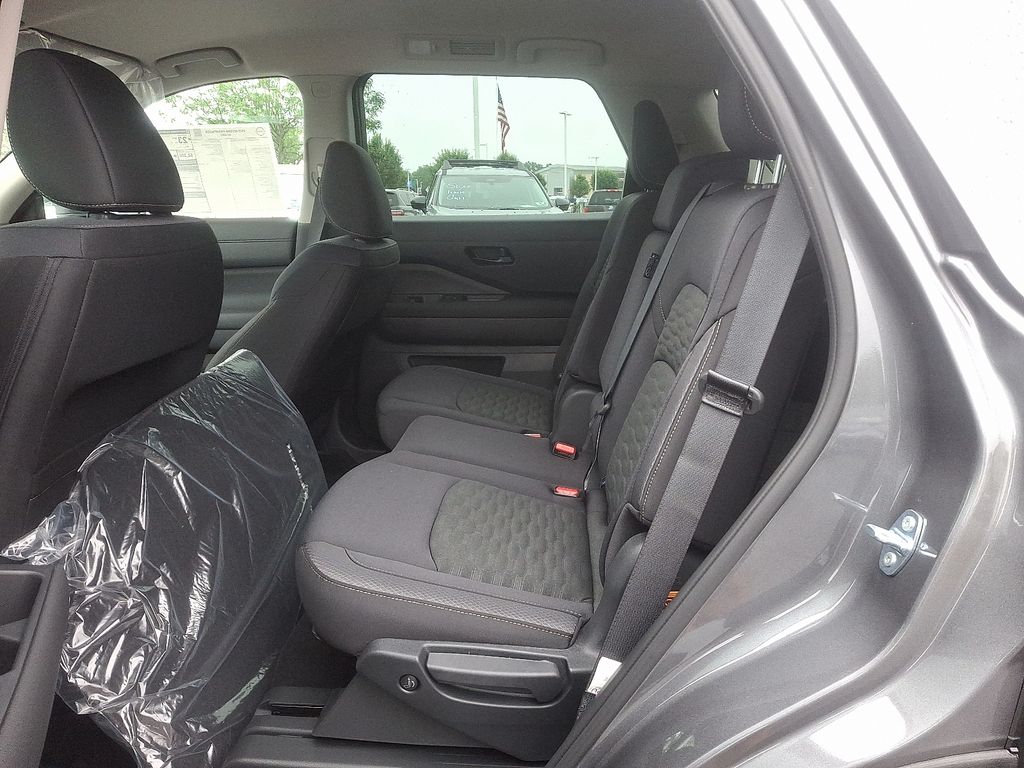 2025 Nissan Pathfinder SV photo 3