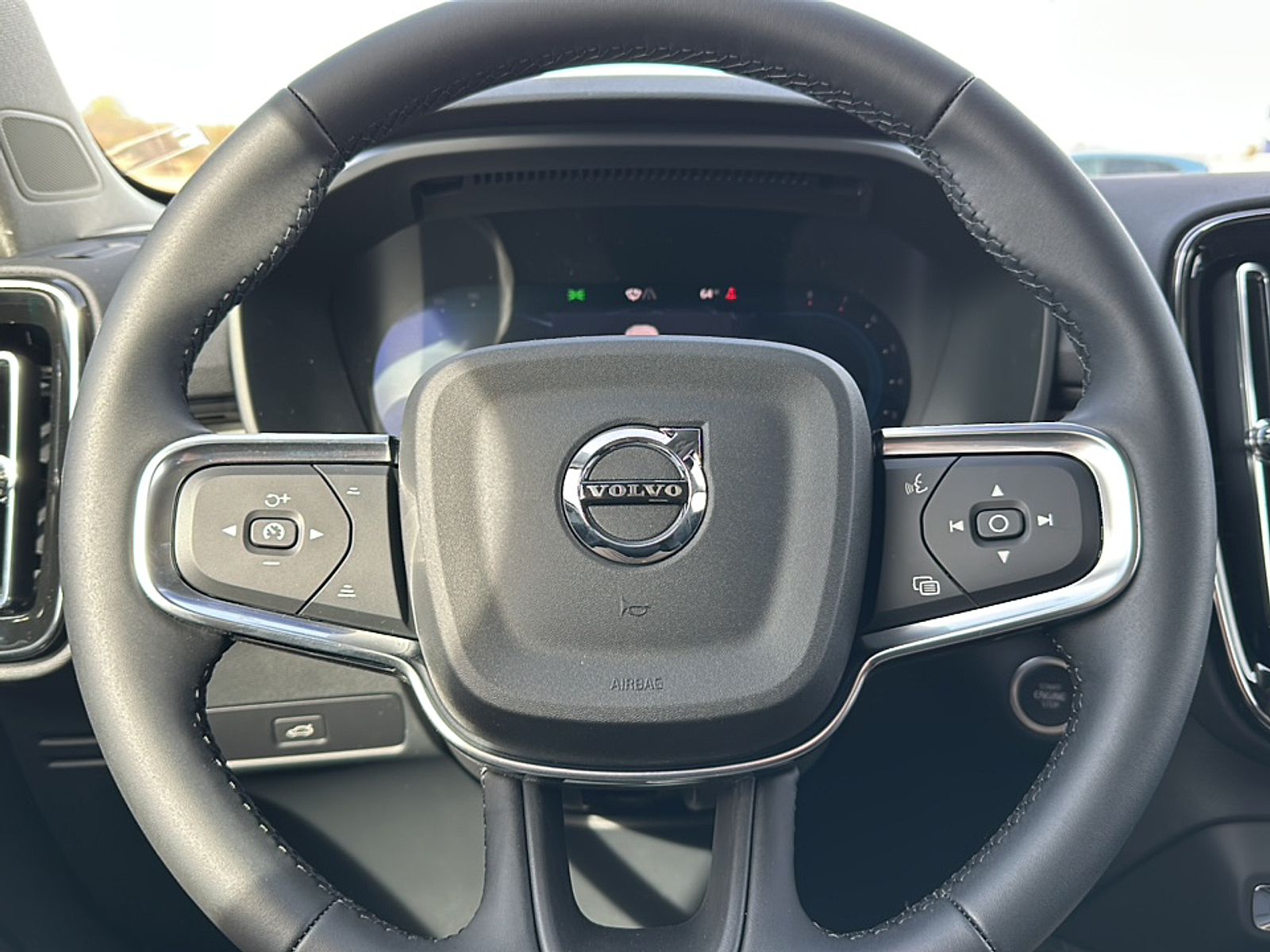 2025 Volvo XC40 Core photo 3