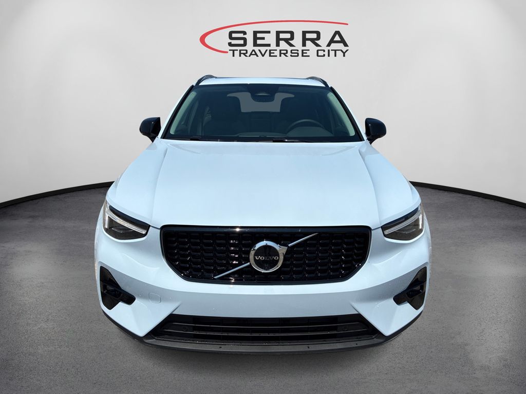 2026 Volvo XC40 AWD Plus photo 2