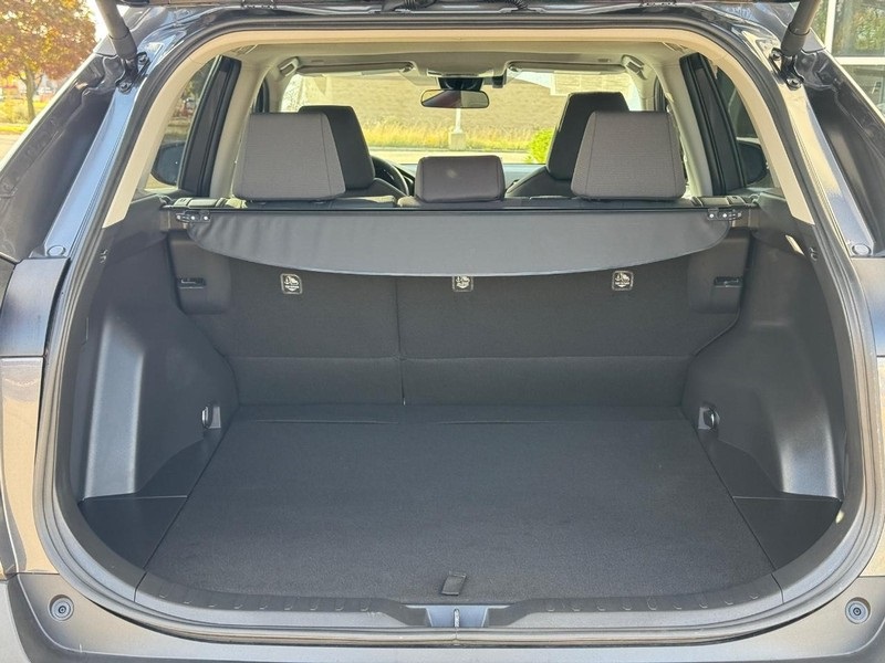 2025 Toyota RAV4 XLE photo 4