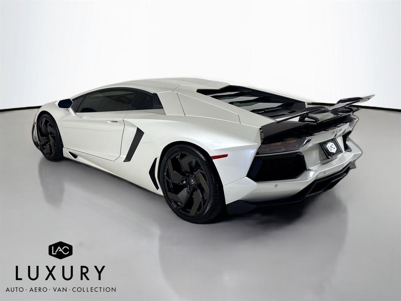 2015 Lamborghini Aventador Coupe photo 4