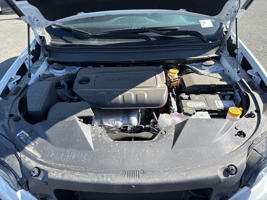 New 2023 Bright White Clear-Coat Exterior Paint Jeep Altitude Lux image 24