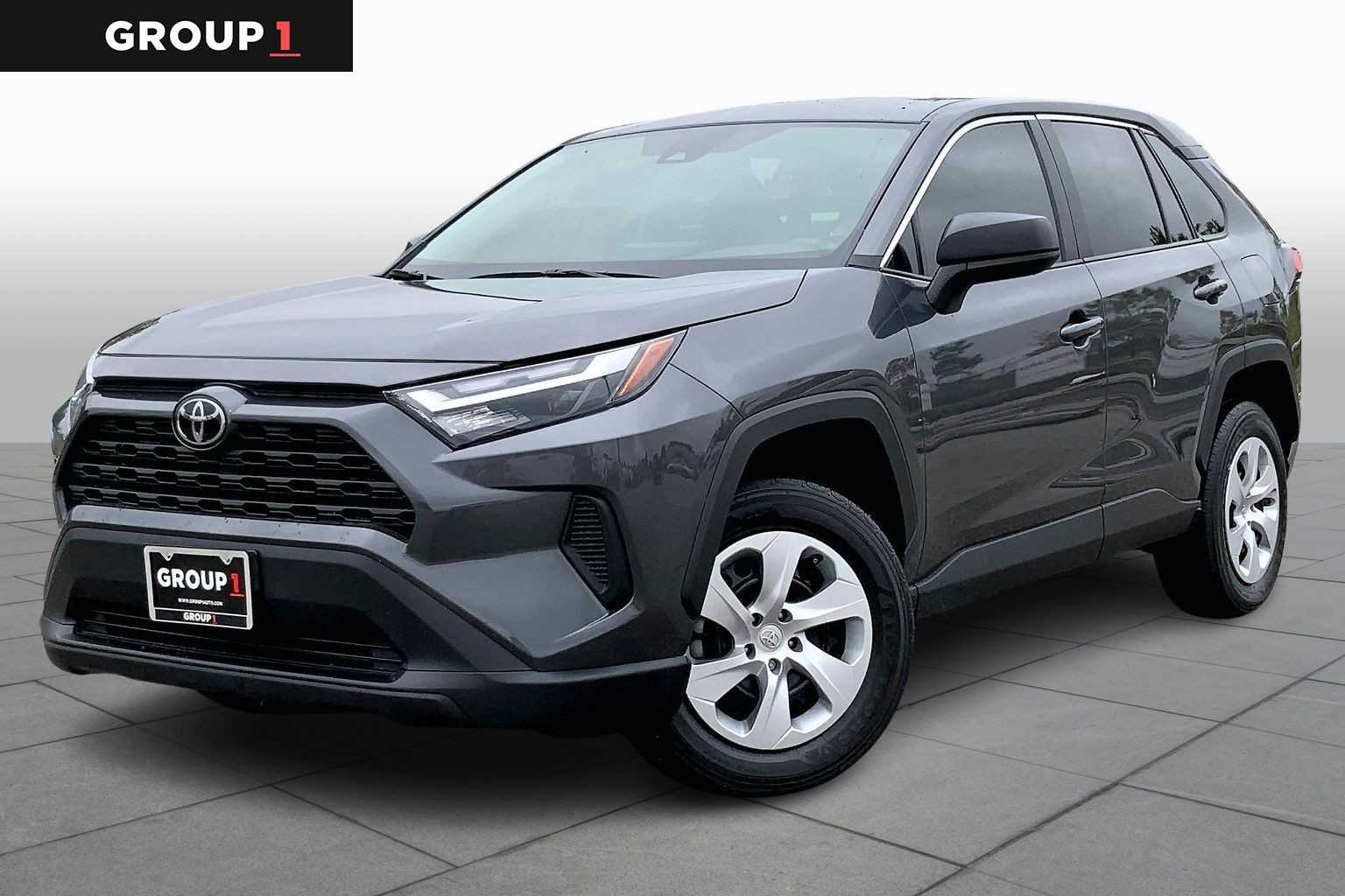 2025 Toyota RAV4 LE's photo