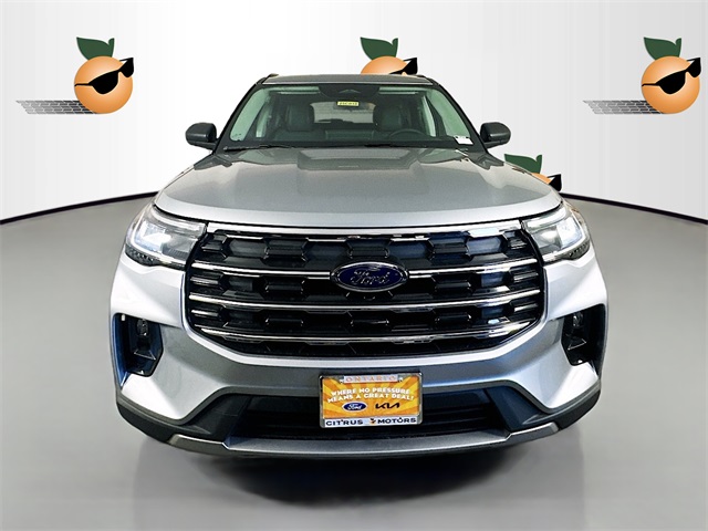 2025 Ford Explorer photo 2