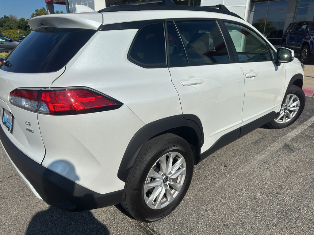 2022 Toyota Corolla Cross LE photo 3