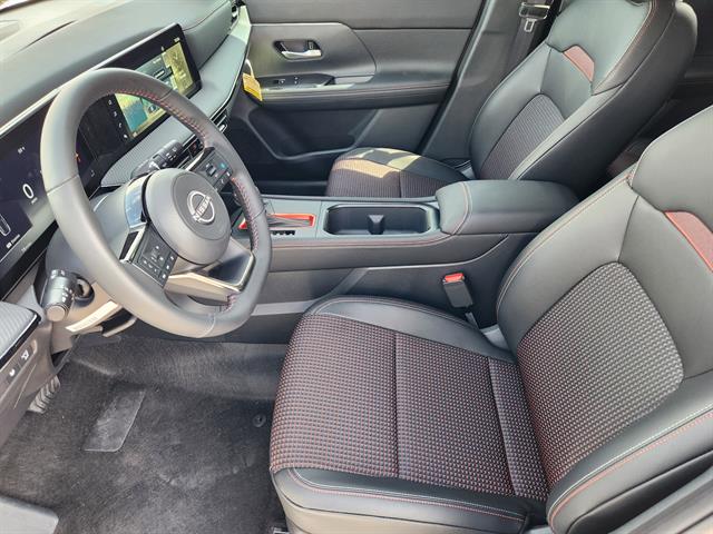 2025 Nissan Kicks SR photo 4