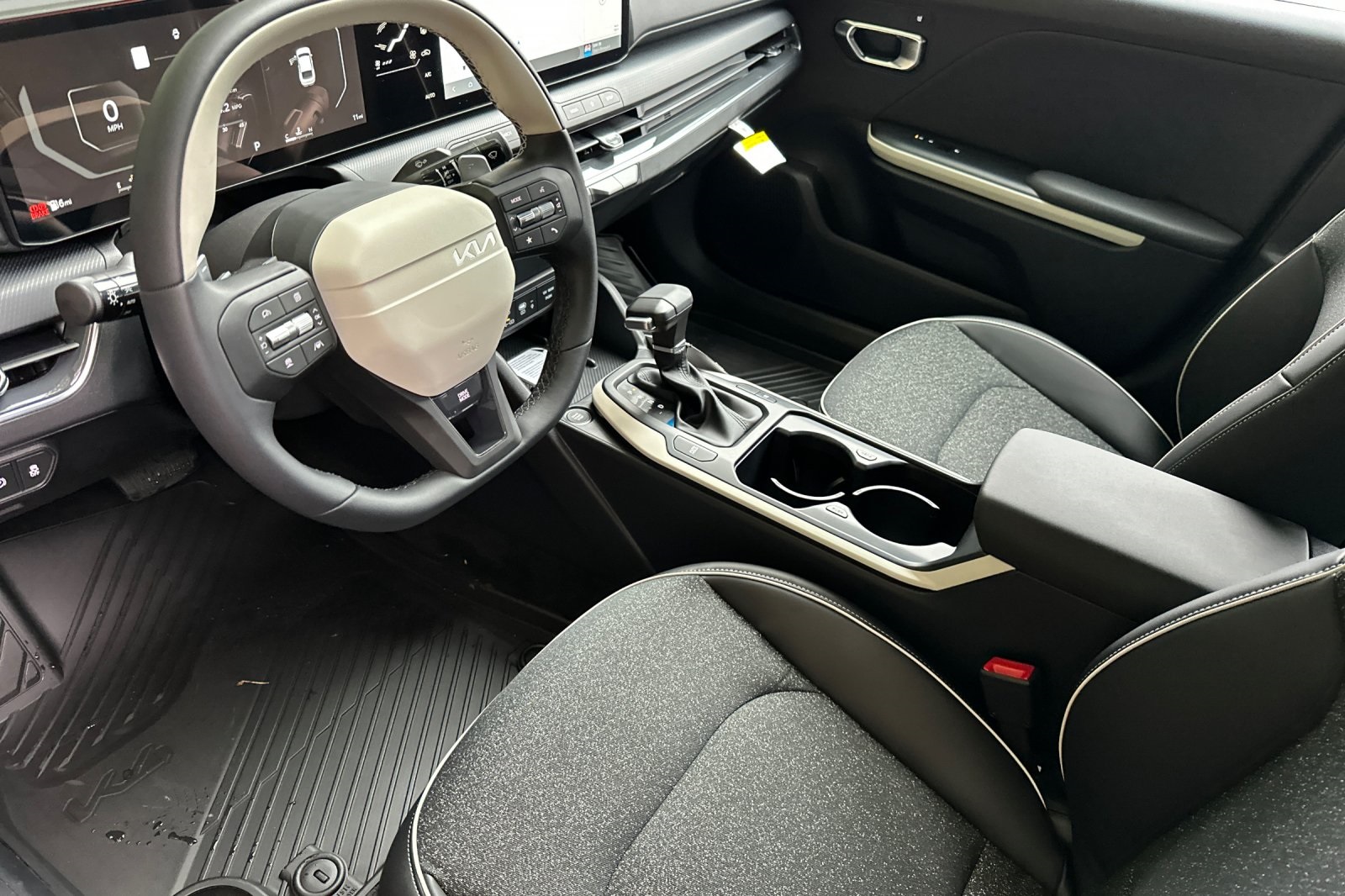 2025 Kia K4 GT-Line photo 6