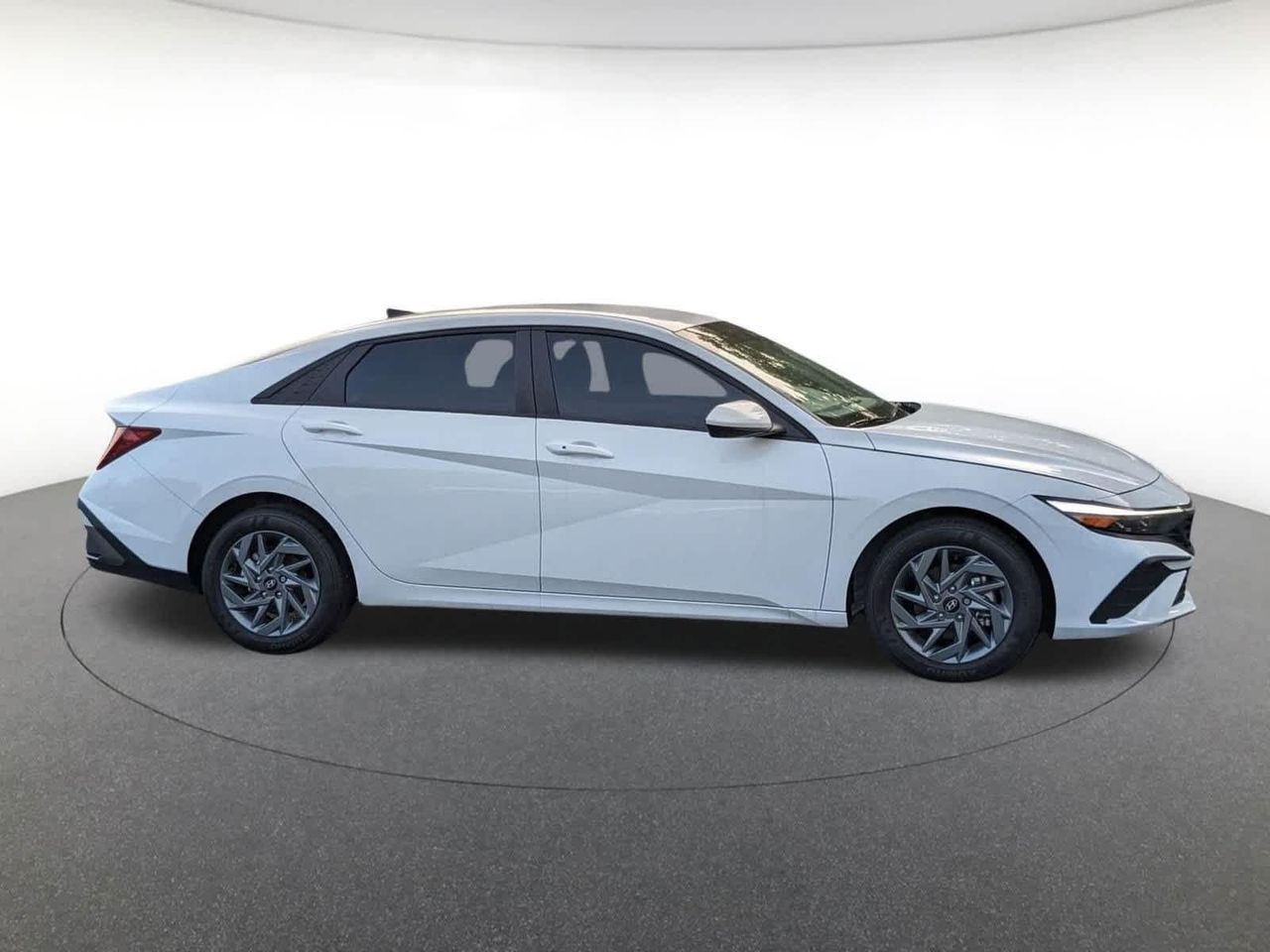 2024 Hyundai Elantra SEL photo 3