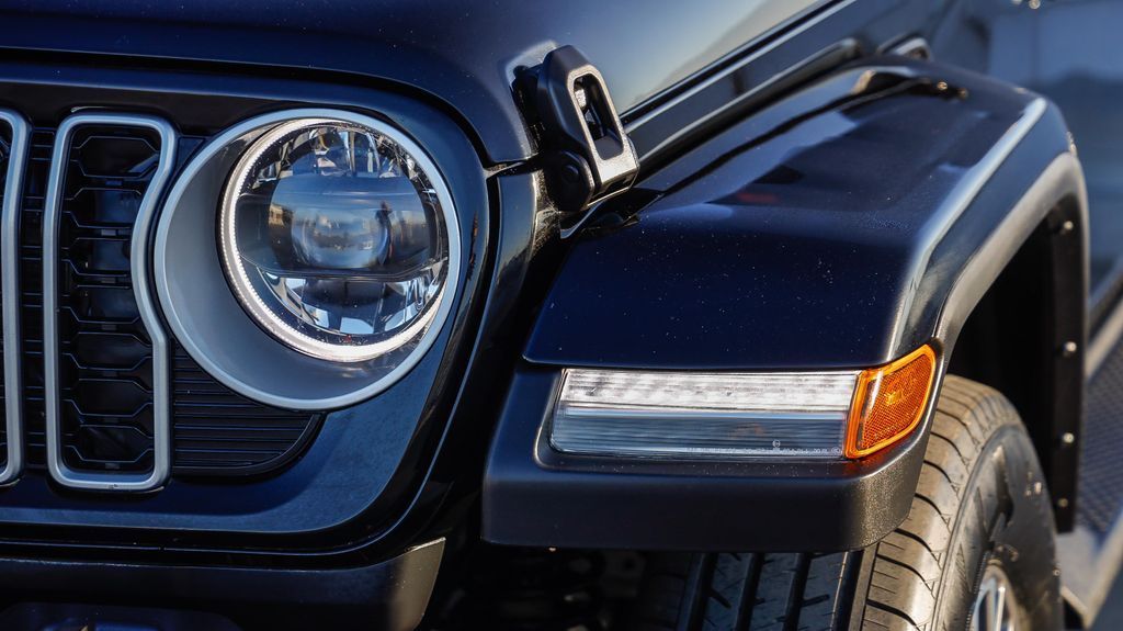 2024 Jeep Wrangler Sahara photo 4