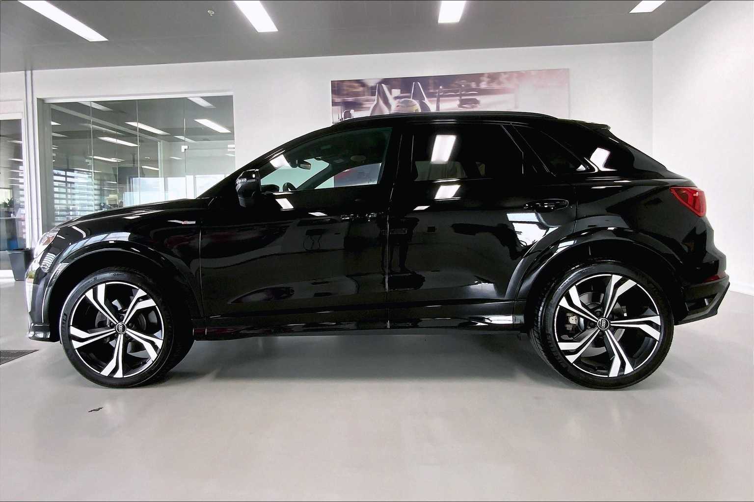 2023 Audi Q3 S line Premium Plus photo 3