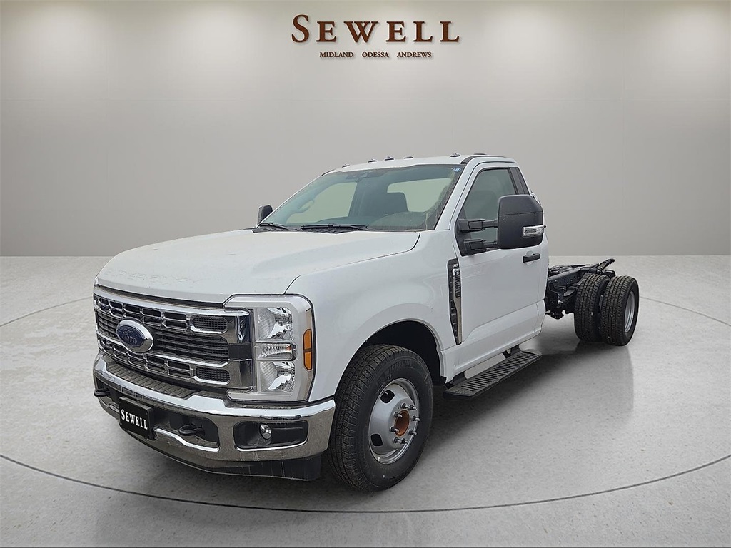 2026 Ford F-350 Super Duty Chassis Cab XLT's photo