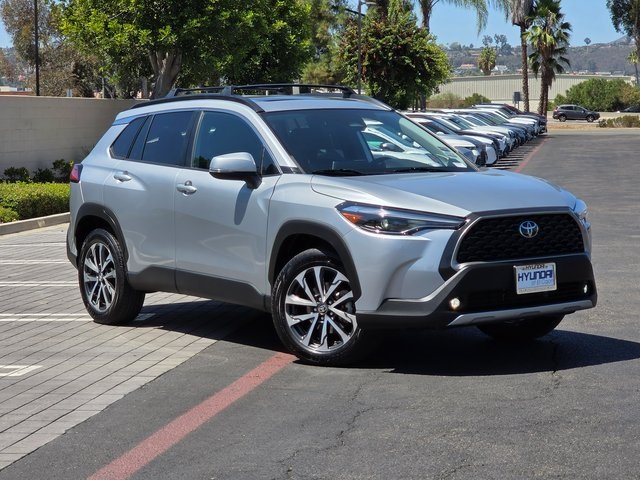 2024 Toyota Corolla Cross XLE photo 2