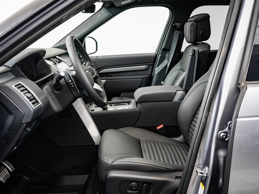2025 Land Rover Discovery SE photo 13