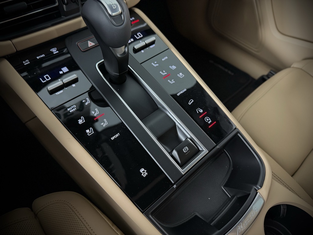 2025 Porsche Macan T photo 27