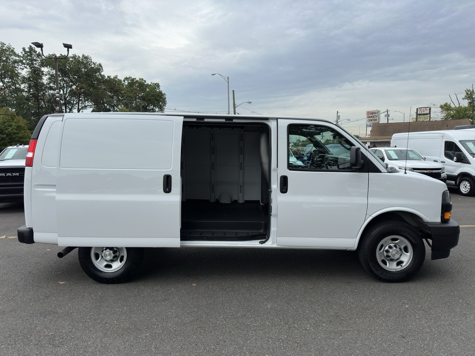 2023 Chevrolet Express Cargo Van photo 9