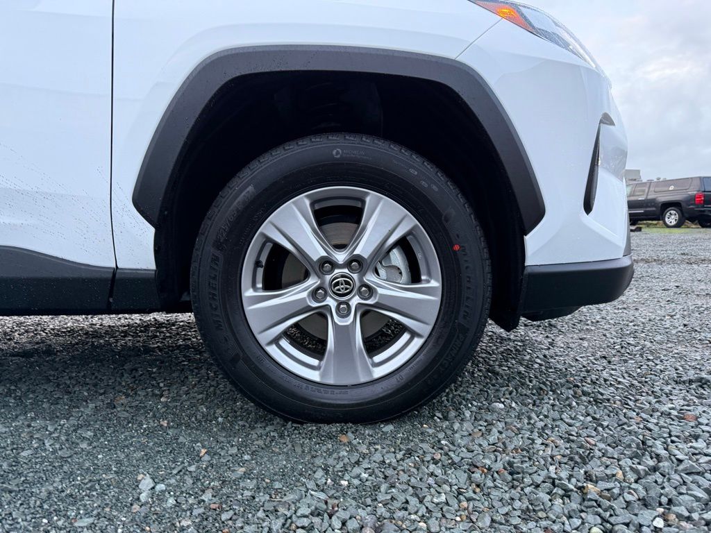 2025 Toyota RAV4 XLE photo 4