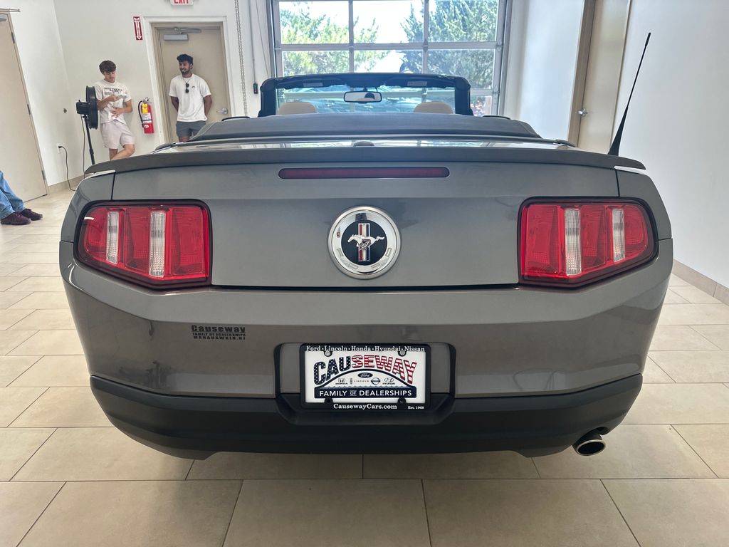 2010 Ford Mustang V6 photo 5