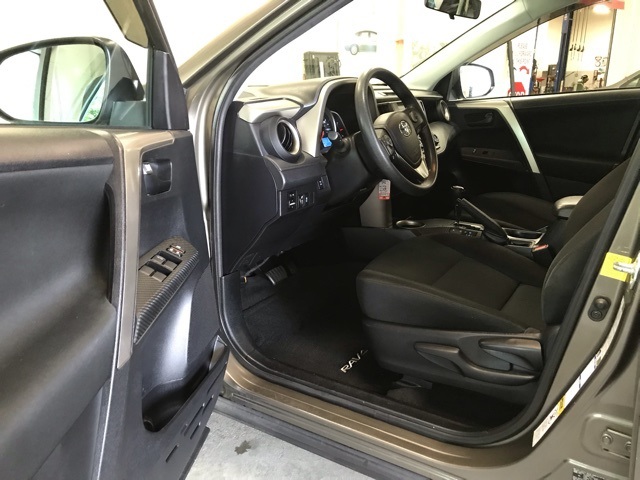 2015 Toyota RAV4 LE photo 10