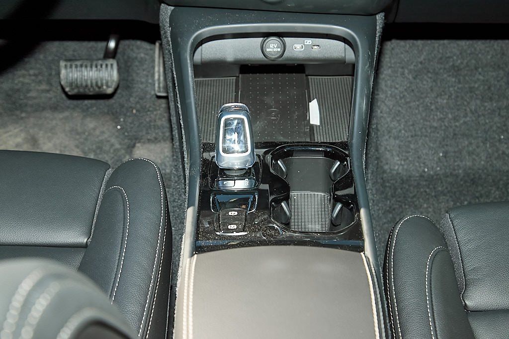 2026 VOLVO XC40 - Image 27