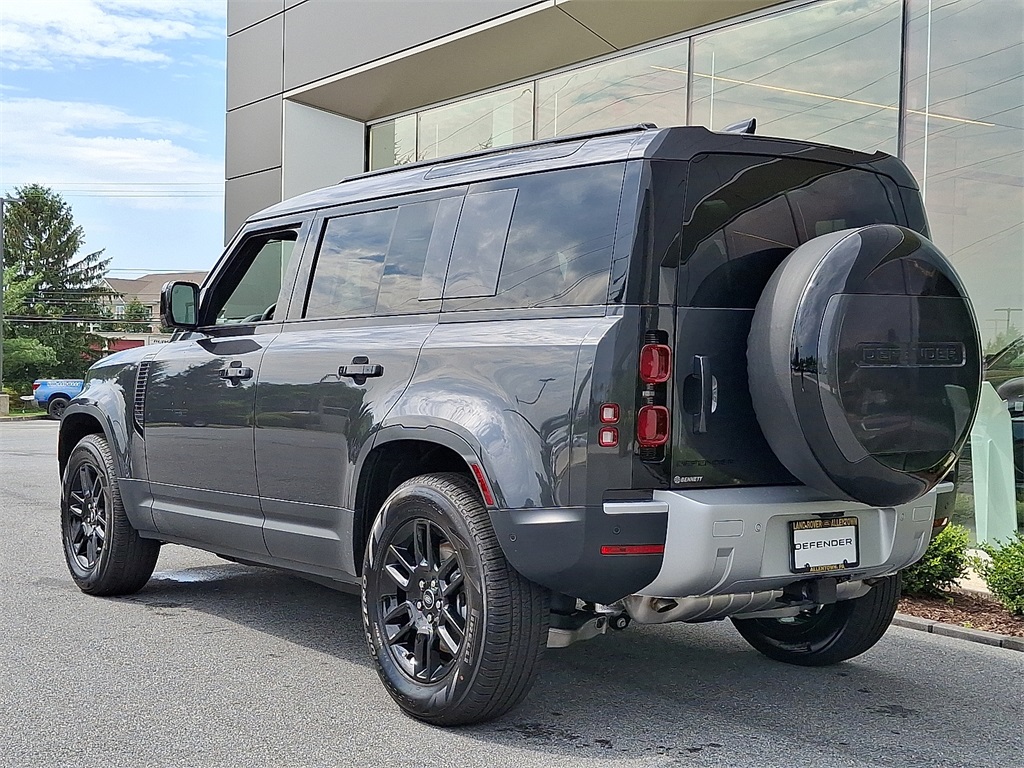 2025 Land Rover Defender 110 S photo 4