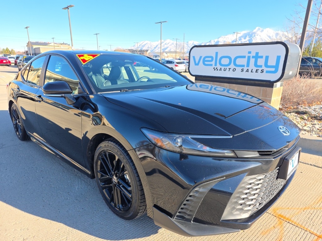 2025 Toyota Camry SE's photo