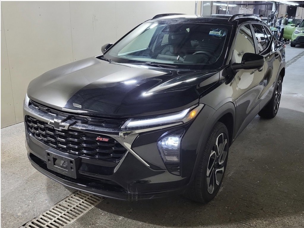 2025 Chevrolet Trax photo 2